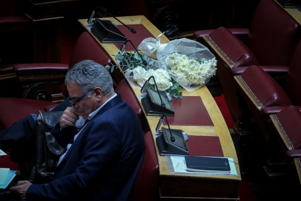 Ενός λεπτού σιγή στη Βουλή για τον Νεκτάριο Σαντορινιό – Ποιος παίρνει την έδρα του