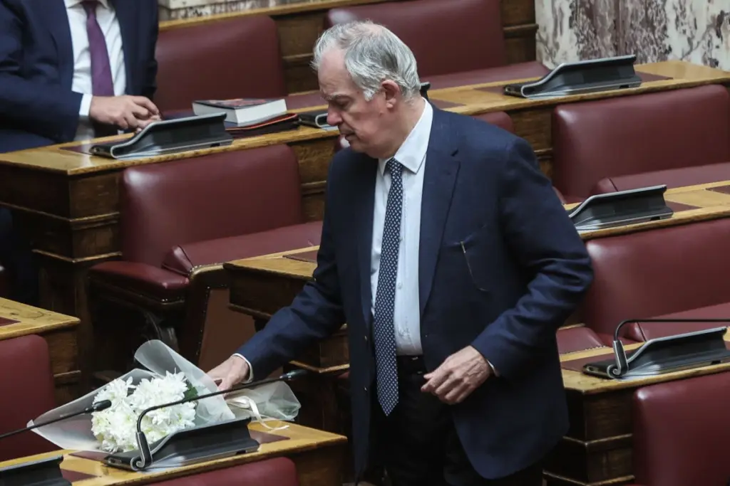 Ο Τασούλας τιμά τον Βολουδάκη – Άφησε λουλούδια στο έδρανό του (pic)