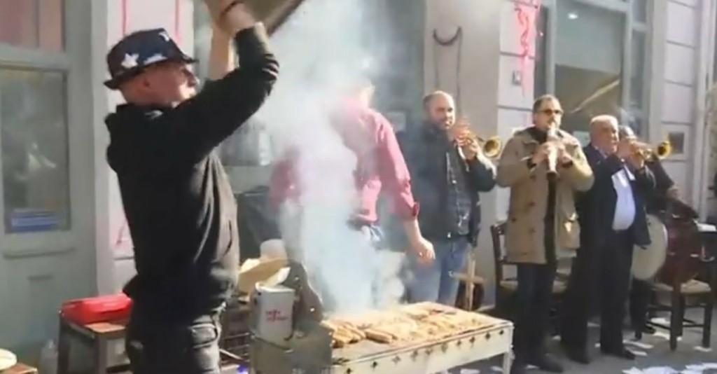 Τσικνοπέμπτη με γλέντια χωρίς σταματημό στα Λαδάδικα της Θεσσαλονίκης (vid)