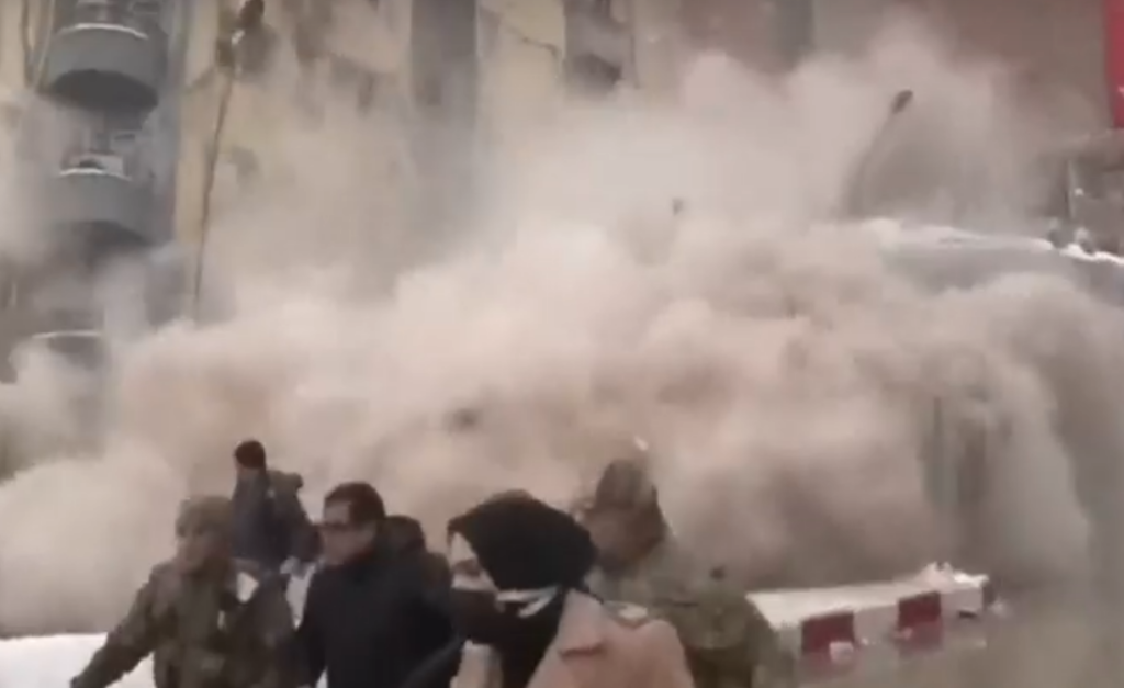 Ζωντανό ανασύρθηκε κοριτσάκι 18 μηνών από τα ερείπια στη Συρία – Πέθανε η έγκυος μητέρα και τα δύο αδέλφια του (vid)