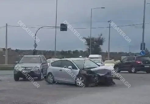 Σφοδρή σύγκρουση στο Κορωπί – Ακινητοποιήθηκαν οχήματα στη μέση του δρόμου (vid)