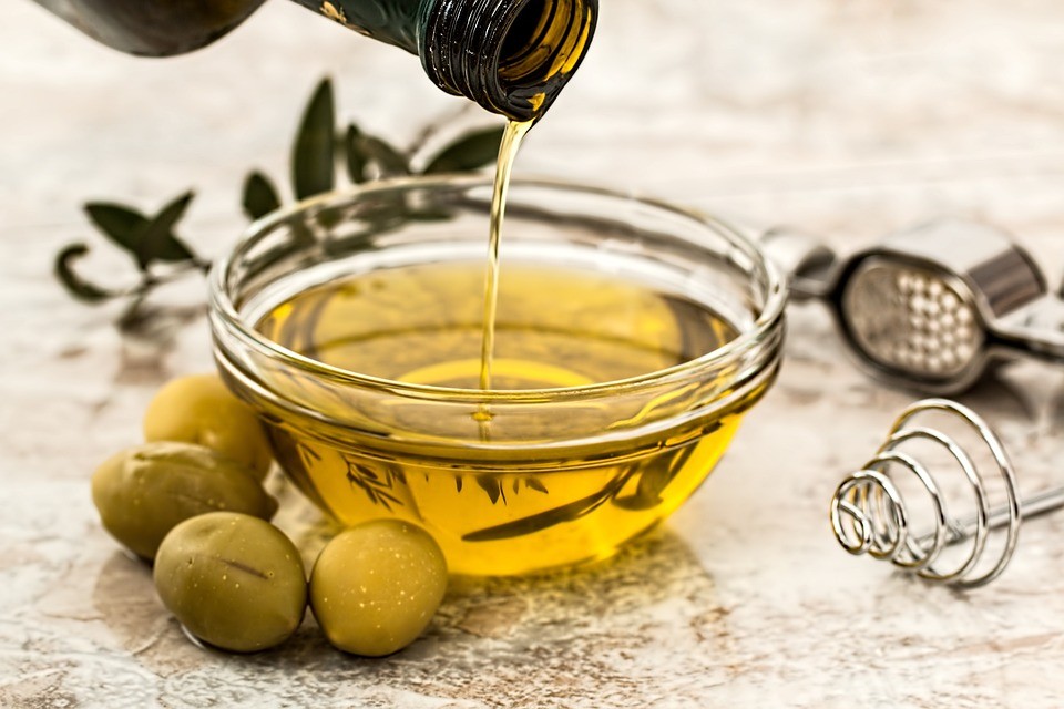 Αυτοί είναι οι 5 λόγοι που πρέπει να τρως μία κουταλιά ελαιόλαδο κάθε πρωί