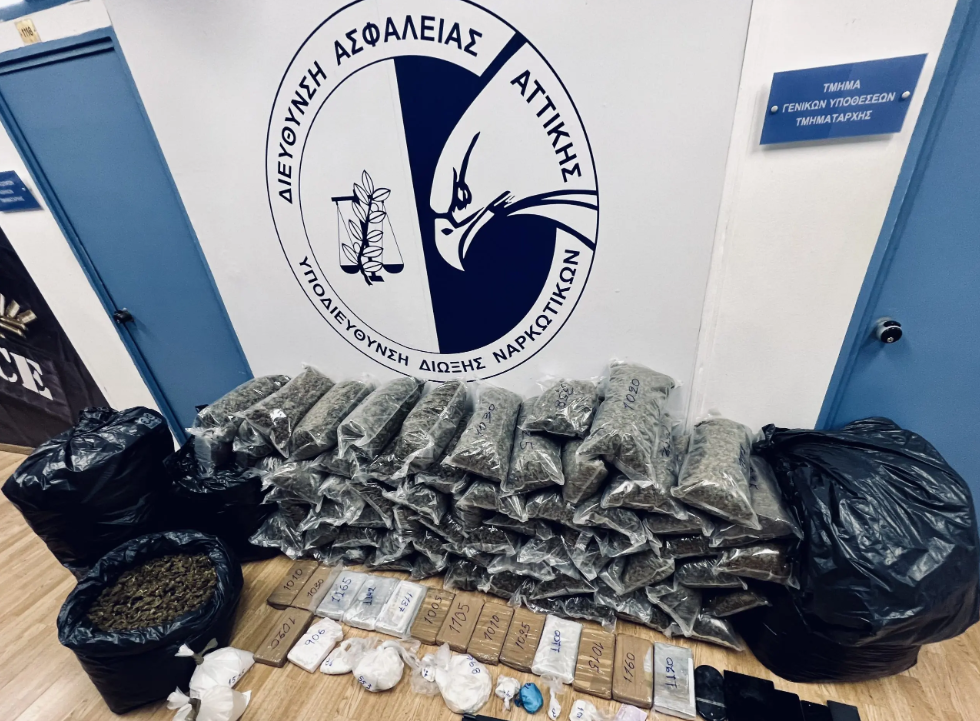 Χειροπέδες σε δυο άτομα για διακίνηση ναρκωτικών – Κατασχέθηκαν 17 κιλά κοκαΐνης και 122 κιλά κάνναβης (pics&vid)