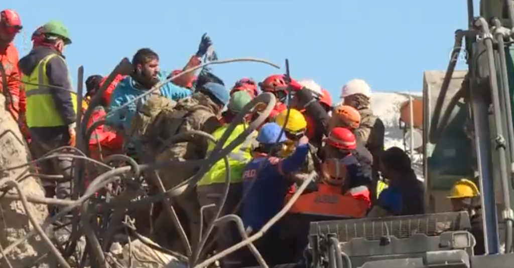 Νέο “θαύμα” μετά τον σεισμό στην Τουρκία – 17χρονη βγήκε ζωντανή μετά από 248 ώρες (vid)
