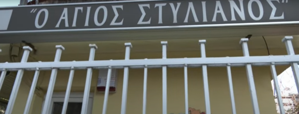 Συγκλονιστικές στιγμές στην κηδεία του 2,5 ετών κοριτσιού στη Θεσσαλονίκη – Τραγική φιγούρα η μητέρα του