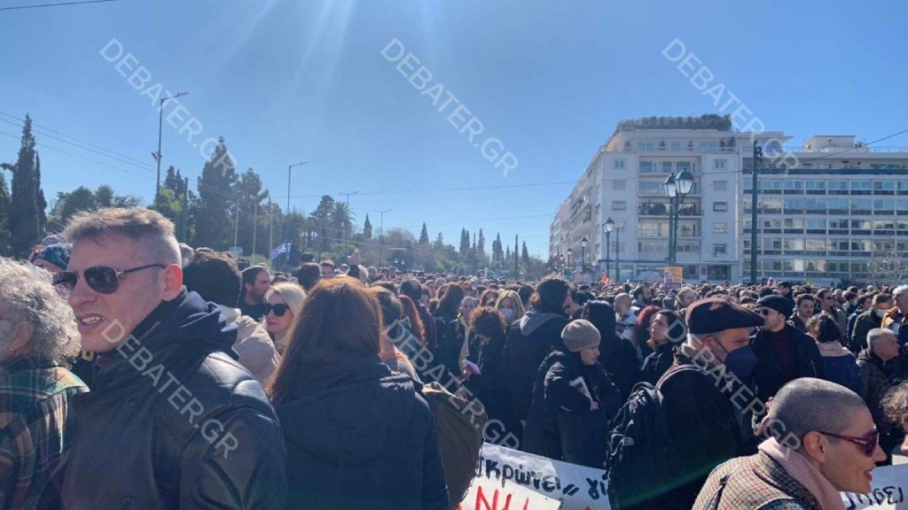 Συγκέντρωση καλλιτεχνών στο Σύνταγμα – Διαμαρτύρονται για την υποβάθμιση των πτυχίων τους