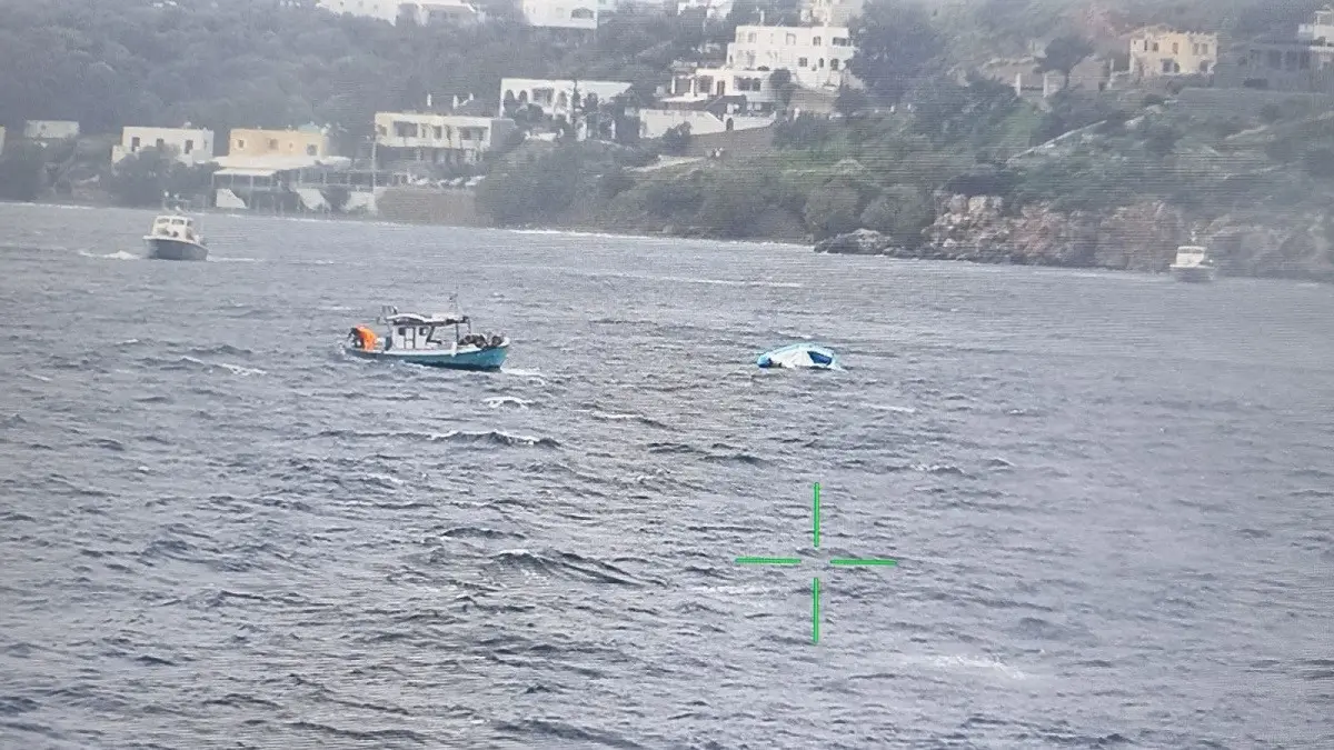 Θρήνος στο παγωμένο Αιγαίο – Ξεψύχησαν τα τρία παιδιά από το ναυάγιο στη Λέρο (pics)