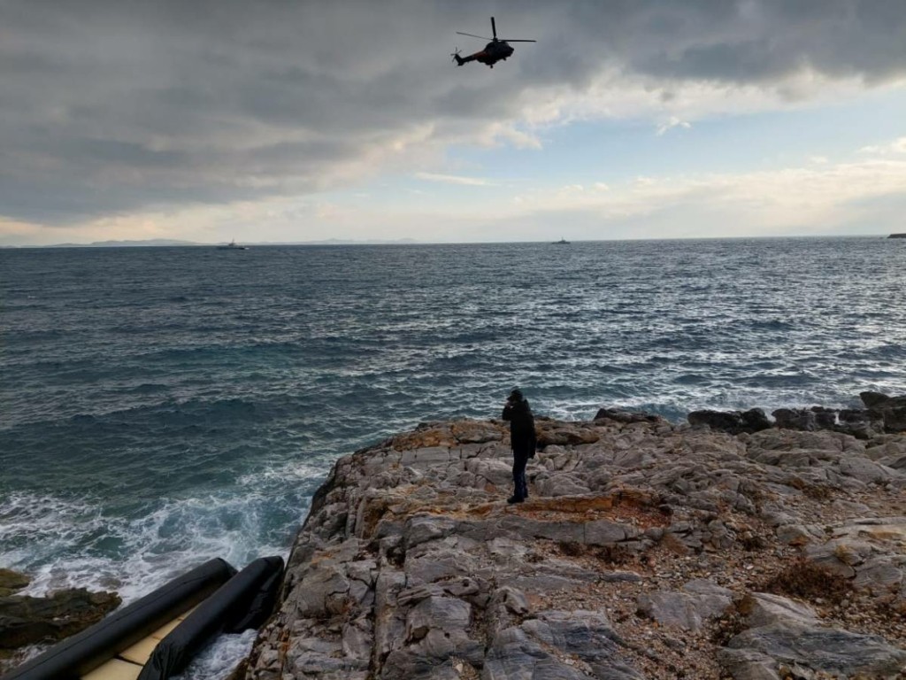 Νέο ναυάγιο με μετανάστες στη Λέσβο – Τουλάχιστον τρεις νεκροί και πολλοί αγνοούμενοι – 16 διασωθέντες (vid)