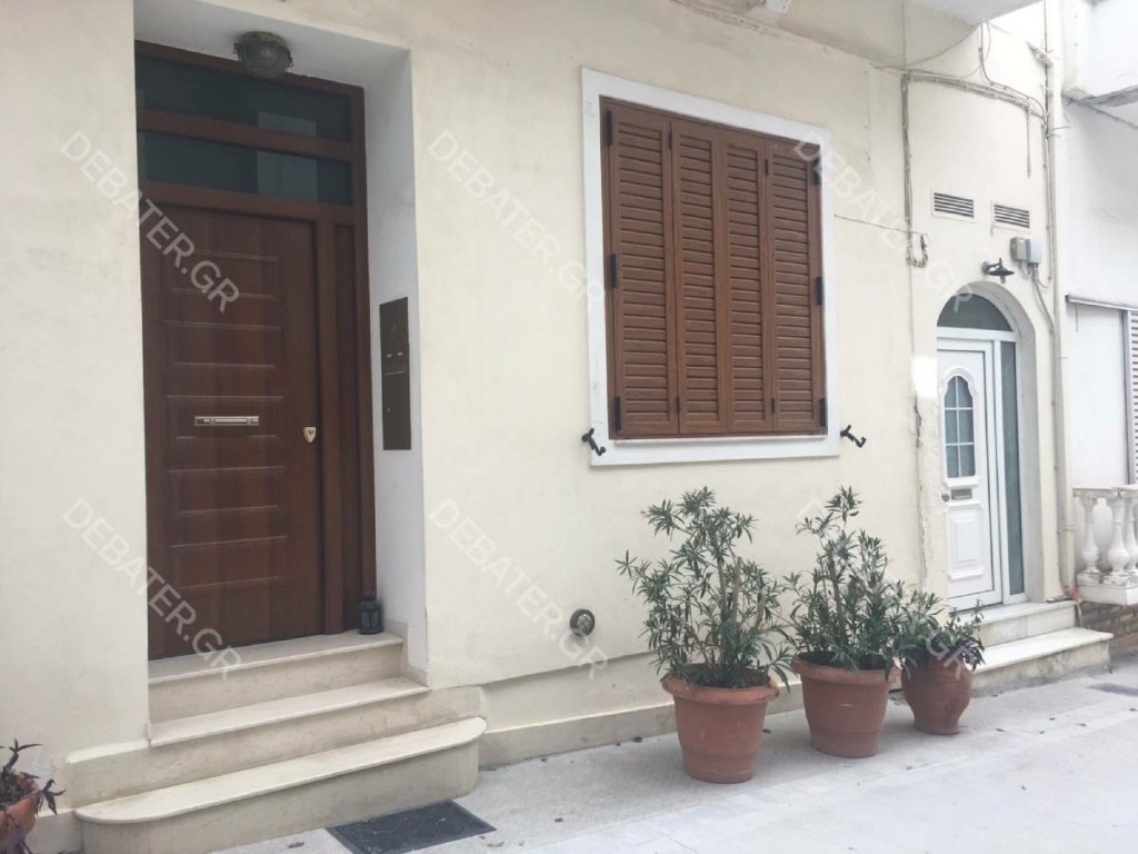 Καρέ καρέ η δράση των ληστών στον Πειραιά – Σκαρφάλωσαν στην οροφή της πολυκατοικίας