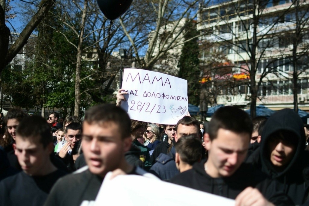 Χαμός και στη Λάρισα – Πλήθος κόσμου στην κεντρική πλατεία για τα θύματα στα Τέμπη (pics)