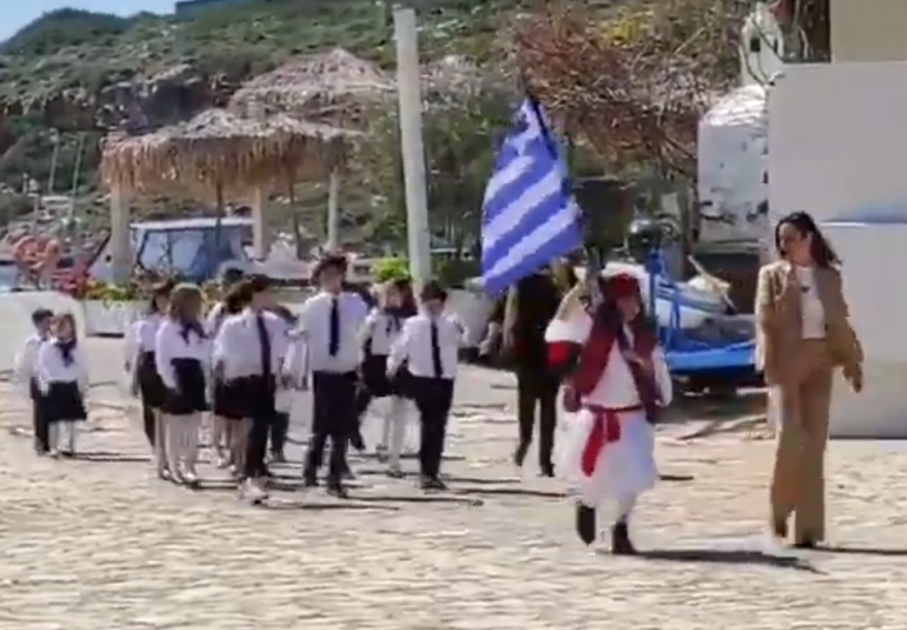 Δεν γιόρτασε μόνος την 25η Μαρτίου ο μοναδικός μαθητής στους Αρκιούς – Η πρωτοβουλία του 1ου Δημοτικού Βούλας (vids)
