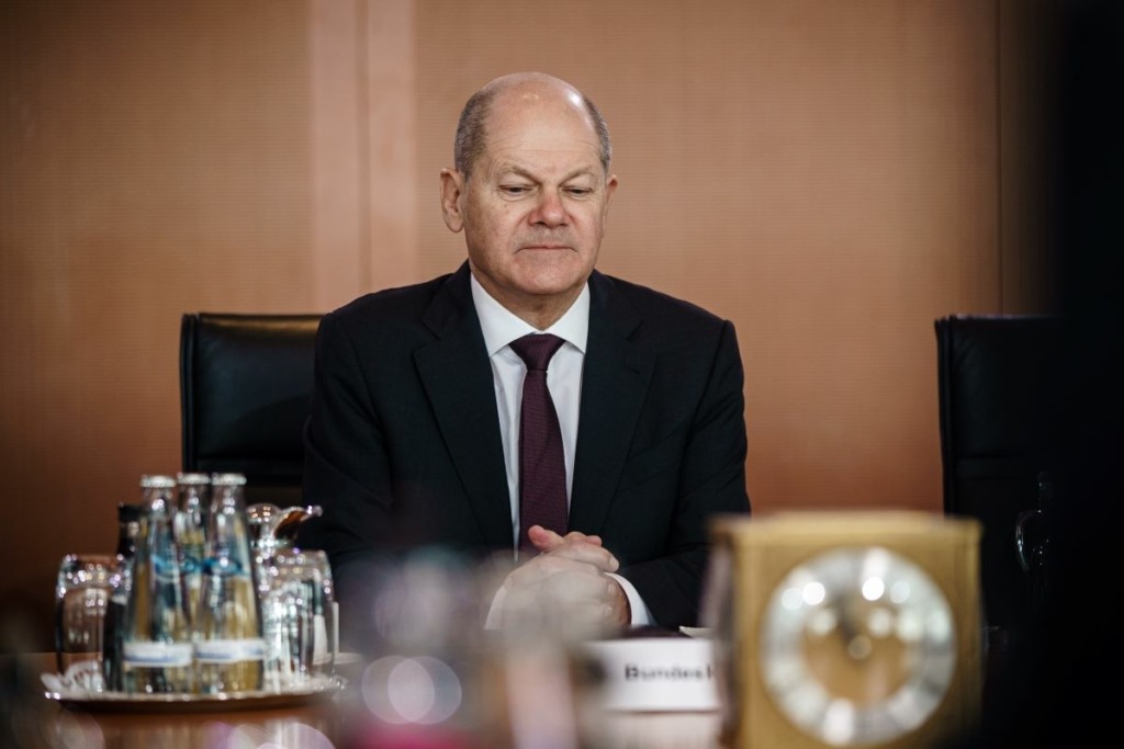Καθησυχάζει τον κόσμο για την Deutsche Bank ο Όλαφ Σολτς – “Έχει εκσυγχρονίσει το οικονομικό της μοντέλο”