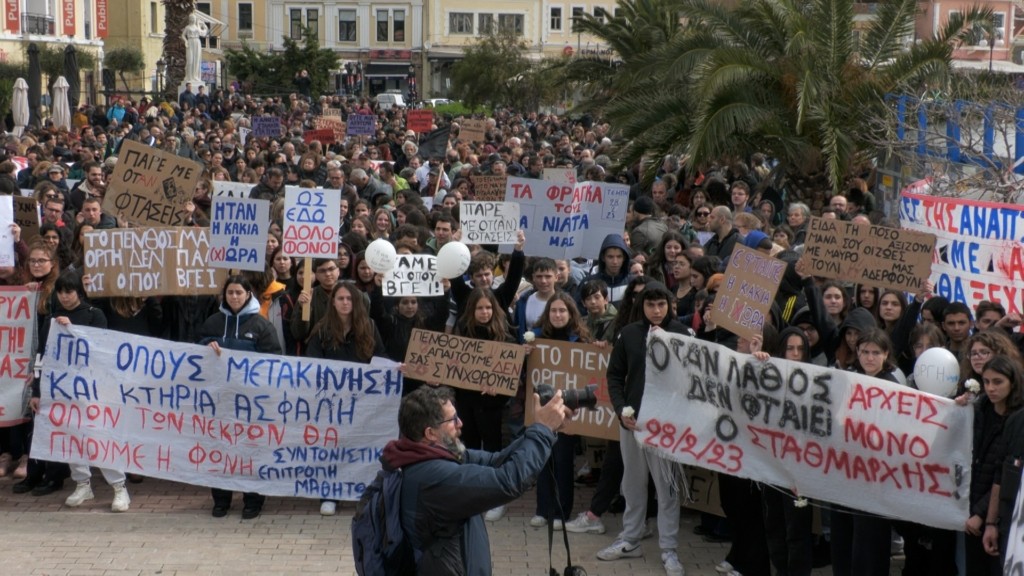 Με μεγάλη συμμετοχή η συγκέντρωση διαμαρτυρίας στη Μυτιλήνη για την τραγωδία στα Τέμπη