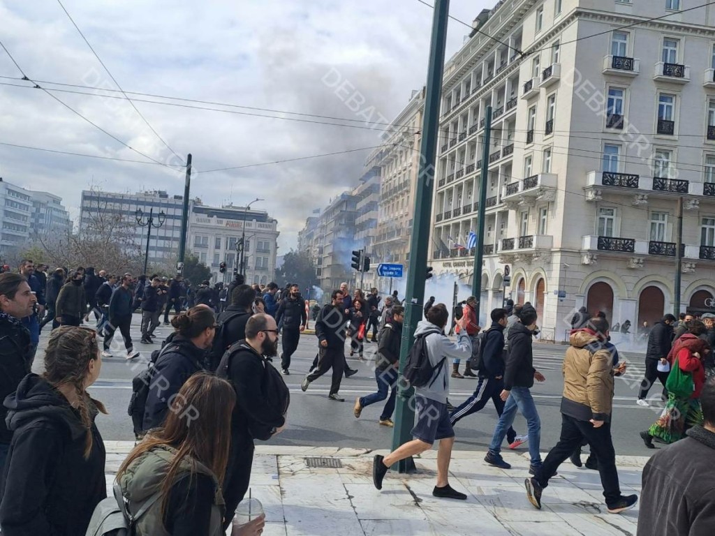 Επεισόδια στο Σύνταγμα μετά το συλλαλητήριο για τα Τέμπη – Μολότοφ, χημικά και πέτρες – 8 προσαγωγές (pics&vid)