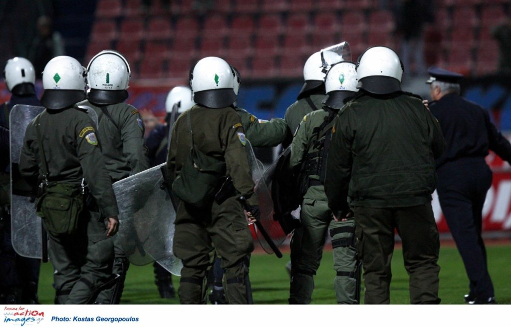Άγρια επεισόδια σε Νίκαια και ΟΑΚΑ – Συμπλοκή μεταξύ οπαδών μπροστά σε μητέρες με παιδιά (vid)