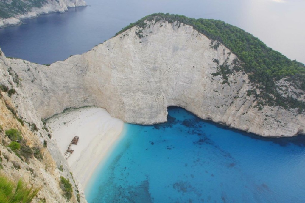 Αντιδράσεις και παραιτήσεις για το “Ναυάγιο” Ζακύνθου – Αιχμές για την απόφαση να κλείσει η παραλία