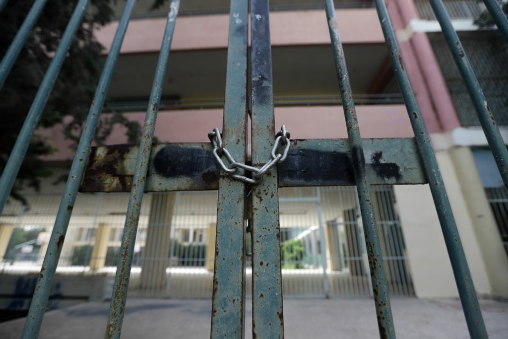 Έκρυψαν ναρκωτικά έξω από δημοτικό σχολείο στη Νέα Σμύρνη – Τι εντόπισαν οι Αρχές