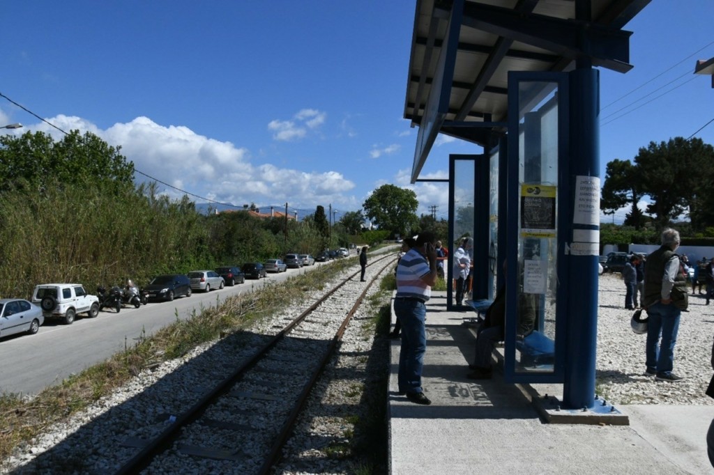 Απίστευτες σκηνές στην Πάτρα – Ψεκαστικό τρενάκι με ανέβασμένες τις μπάρες