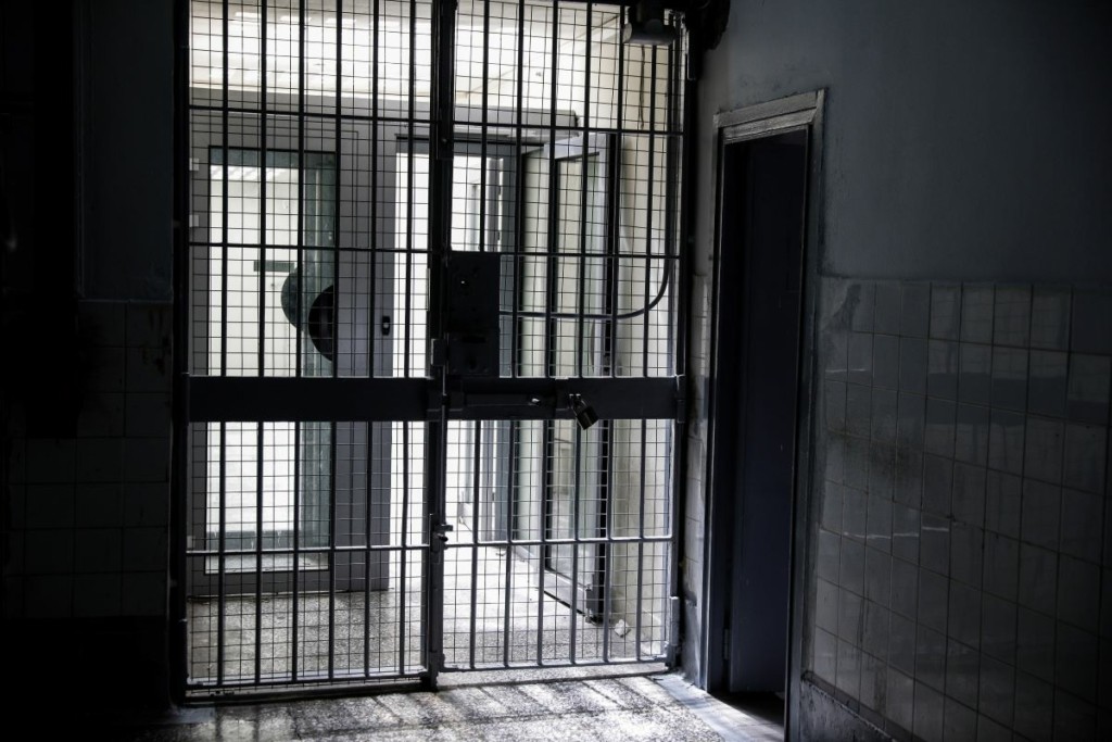 Κάθειρξη 12 ετών σε 47χρονο για τη δολοφονία 40χρονης – Πώς “προδόθηκε” από ένα μπουκάλι μπύρας