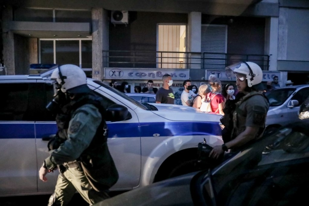 Φωτογραφία ντοκουμέντο από το επεισόδιο στο Εφετείο Αθηνών – Η στιγμή της τυφλής οπαδικής επίθεσης (vid)