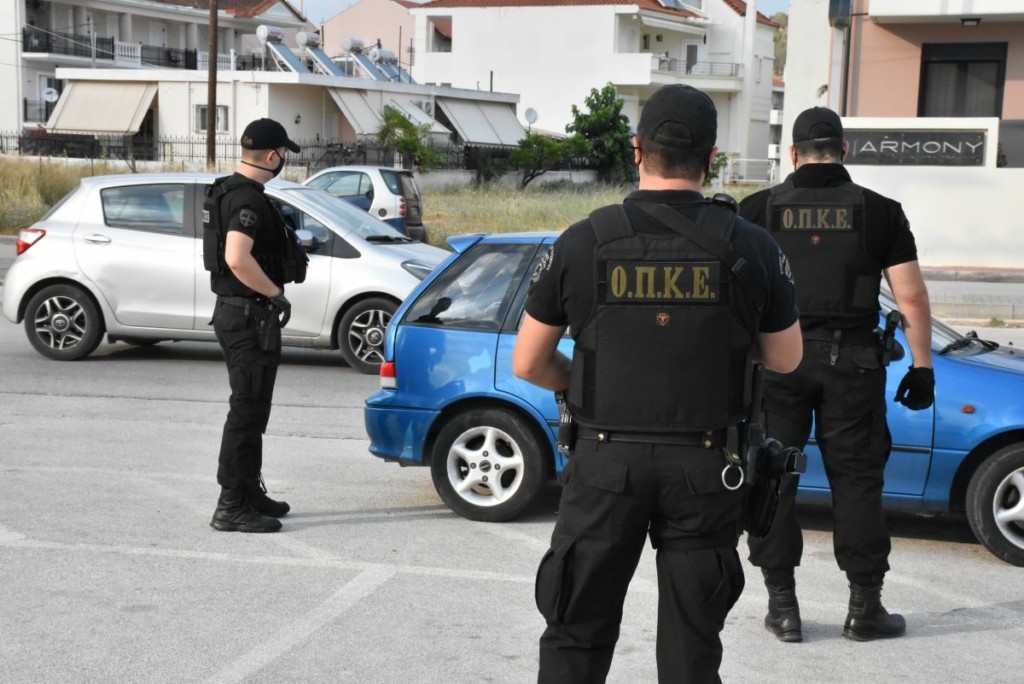 Ολόκληρο οπλοστάσιο εντοπίστηκε στην Πέλλα – Συνελήφθησαν δύο άτομα (pics)