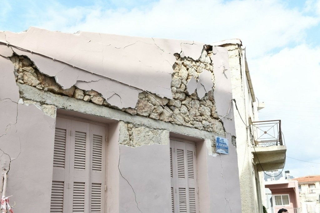 Στη Βουλή οι προσεισμικοί έλεγχοι για τα δημόσια κτήρια – Απαγόρευση πρόσβασης στο ναυάγιο Ζακύνθου