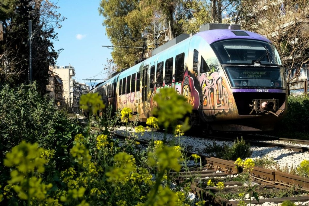 Συρμός του Προαστιακού προσέκρουσε σε δέντρο στον Άγιο Στέφανο