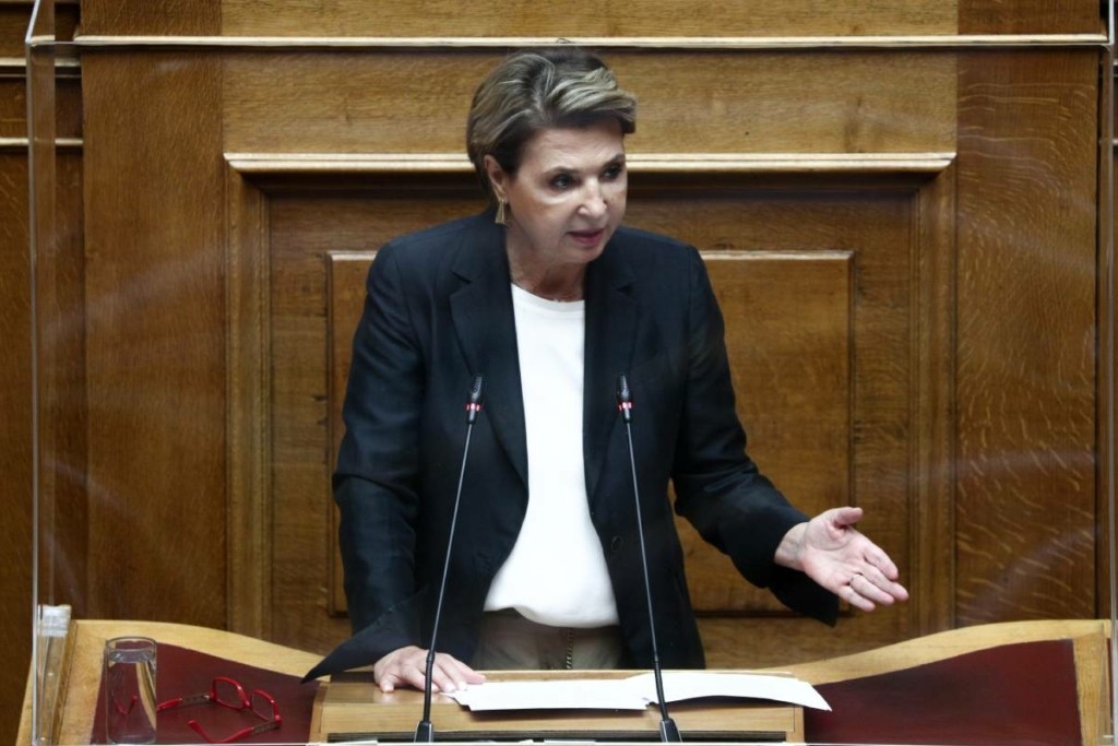Έσπασαν με βαριοπούλα το αυτοκίνητο της  Γεροβασίλη – Τραυματίστηκε ο αστυνομικός της ασφάλειάς της
