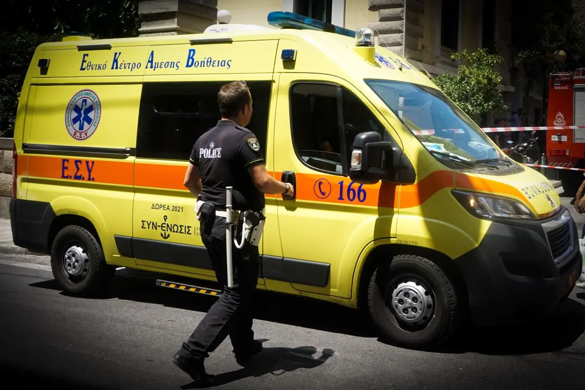 Άνδρας απειλεί να πέσει από τη στέγη του Δικαστικού Μεγάρου στην Καρδίτσα (pics)