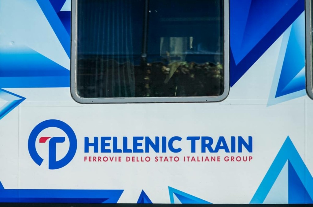 Επίθεση στα γραφεία της Hellenic Train – 15 άτομα έσπασαν τζάμια και εκτόξευσαν μπογιά