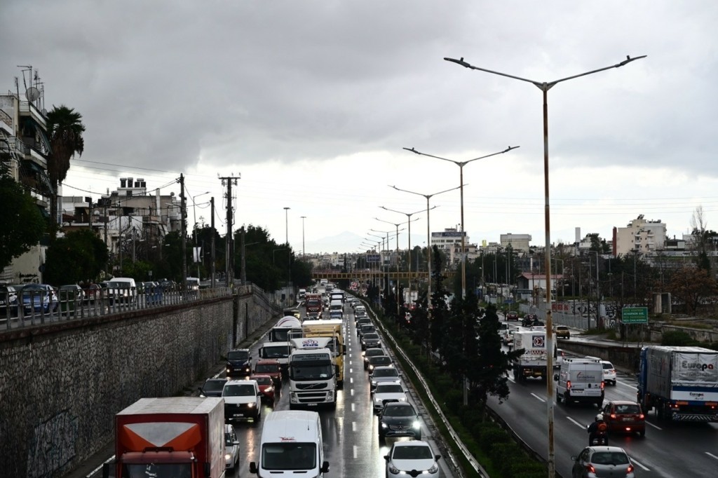 Στο “κόκκινο” οι δρόμοι της Αθήνας – Τεράστια προβλήματα στις μετακινήσεις