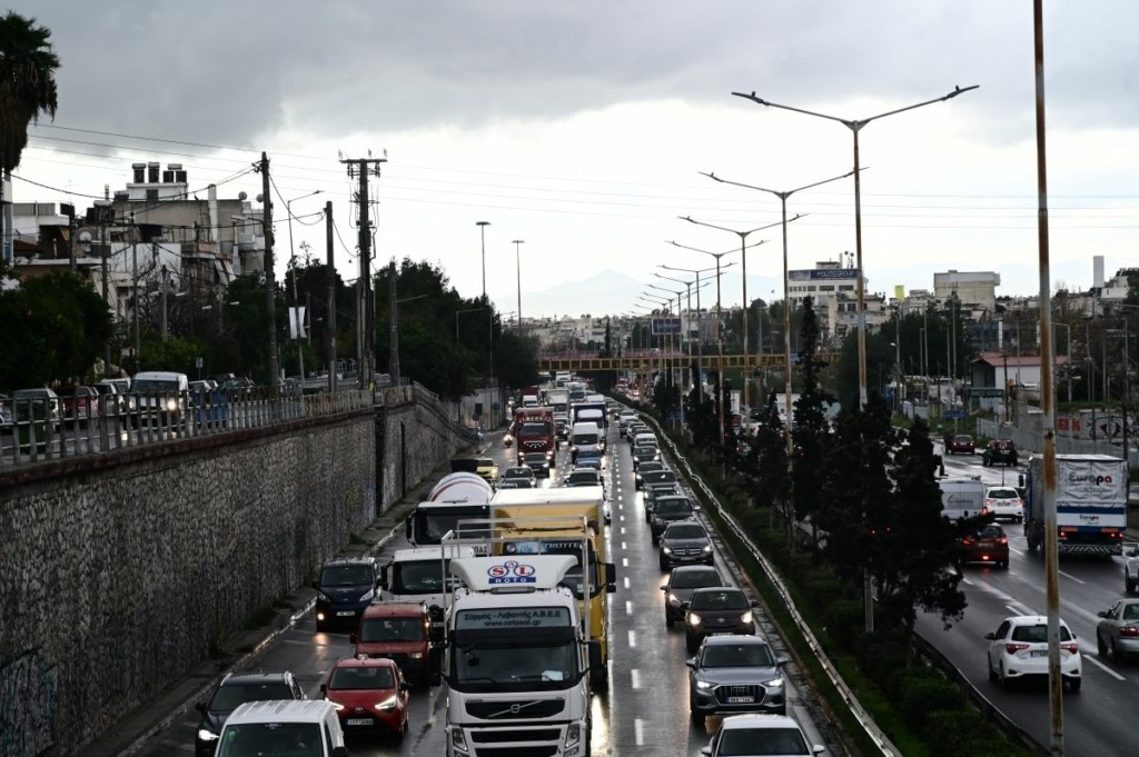 “Κομφούζιο” στον Κηφισό – Στα “κόκκινα” οι δρόμοι της Αττικής