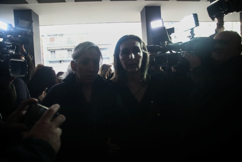 Ξέσπασε η μητέρα του Άλκη Καμπανού – Αποκάλεσε “ζώα” τους δράστες
