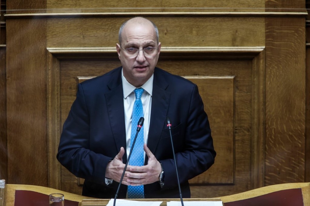 Αιχμηρή κριτική Οικονόμου στις δηλώσεις Τσίπρα περί ευθύνης – “Μεγάλα κενά λόγια”