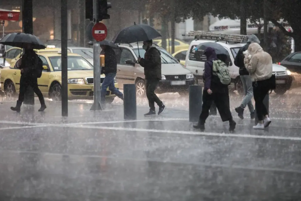 Κακοκαιρία: Σε επιφυλακή η Αττική για τις επόμενες ώρες, “θα πέσει νερό δύο μηνών” – “Φούσκωσαν” Ιλισσός, Κηφισός, ρέμα Πικροδάφνης