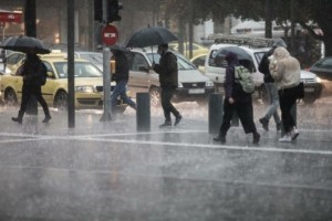 Κακοκαιρία: Σε επιφυλακή η Αττική για τις επόμενες ώρες, “θα πέσει νερό δύο μηνών” – “Φούσκωσαν” Ιλισσός, Κηφισός, ρέμα Πικροδάφνης