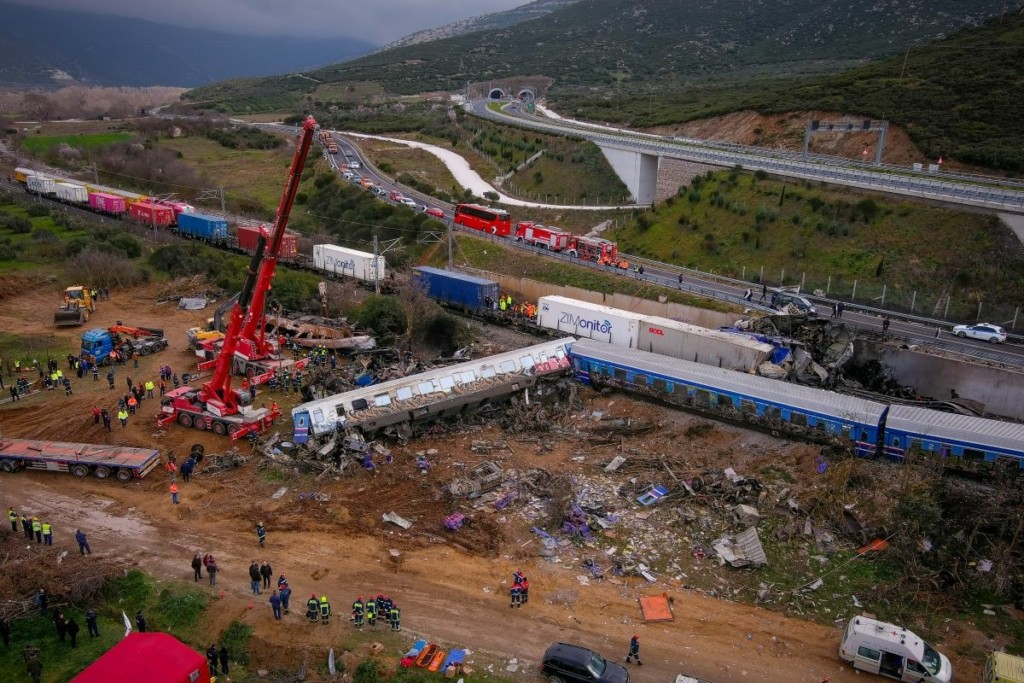 Στους 1.300 βαθμούς η θερμοκρασία στα βαγόνια από τη σύγκρουση στα Τέμπη – “Δύσκολη η ταυτοποίηση των σορών”
