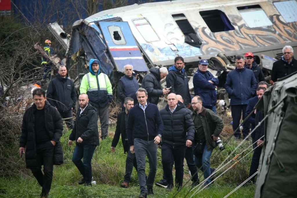 Μητσοτάκης από τον τόπο της τραγωδίας στα Τέμπη – “Εγγυώμαι ότι θα μάθουμε τα αίτια”