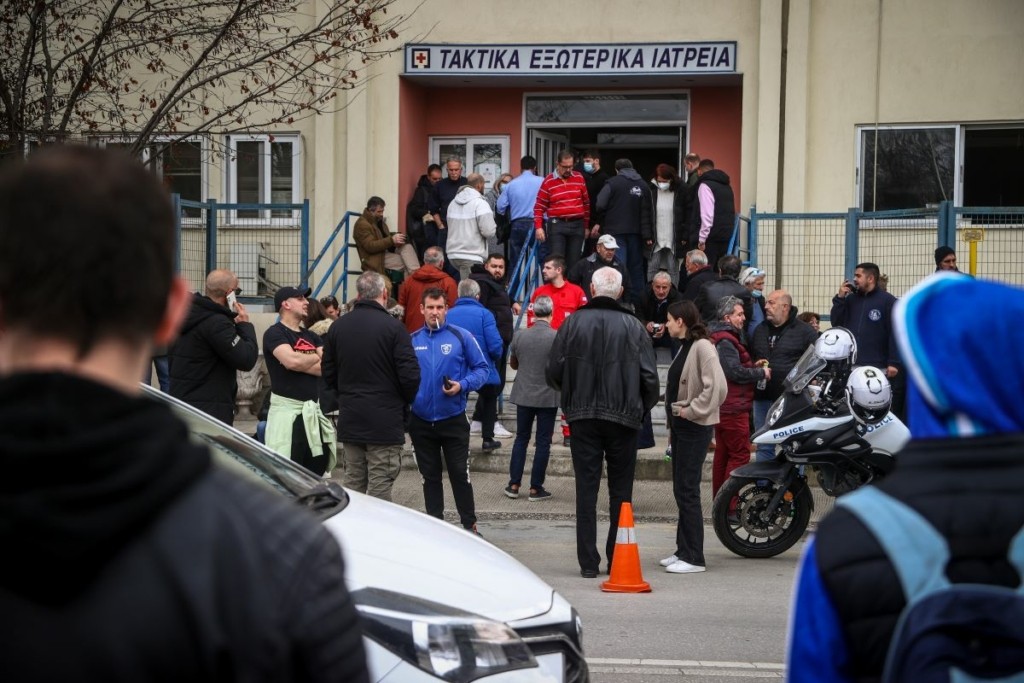 Σύγκρουση τρένων στα Τέμπη – Θλίψη και αγωνία έξω από το νοσοκομείο της Λάρισας – Πλήθος κόσμου (pics)