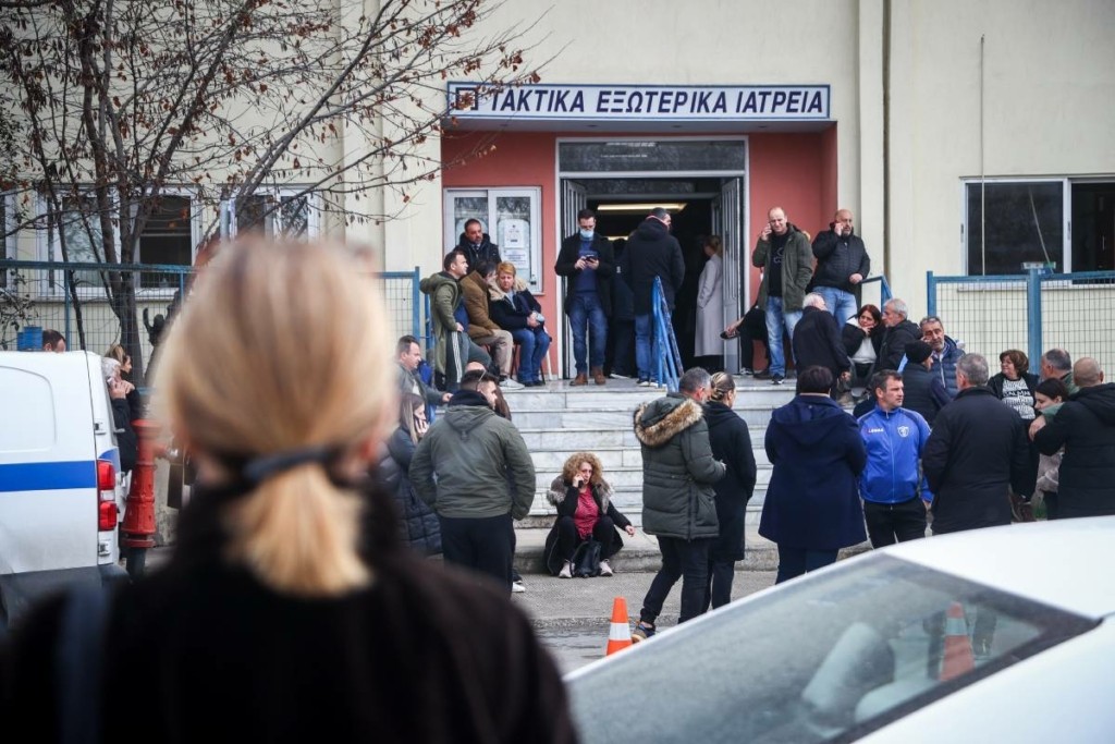 “Σκάστε, σήμερα ουρλιάζουν οι μανάδες” – Συγκλονίζει το μήνυμα θείας φοιτητή που είναι στη ΜΕΘ