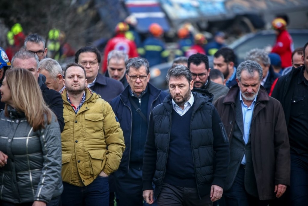 Επίθεση Ανδρουλάκη σε Μητσοτάκη στις δηλώσεις για το δυστύχημα στα Τέμπη – “Γιατί να κρέμονται τόσες ζωές από ένα ανθρώπινο χέρι”