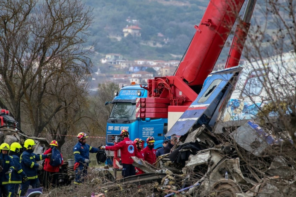 Σύγκρουση τρένων στα Τέμπη – Θρίλερ για την οικογένεια τριών κοριτσιών – Περιμένουν το DNA να τους “πει” αν έχασαν τα παιδιά τους