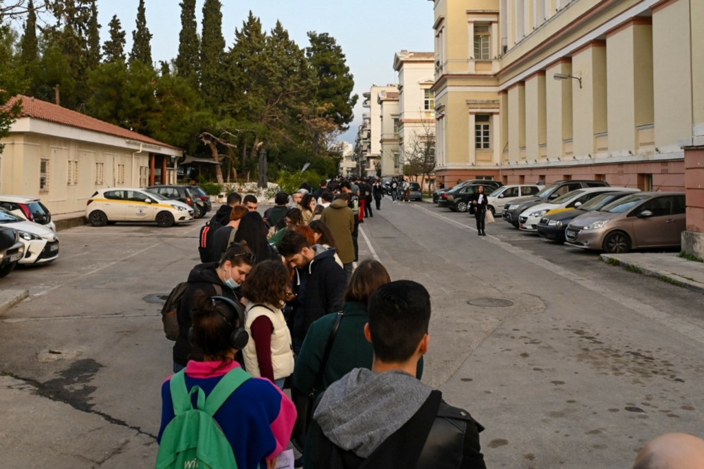 Πρωτοφανής προσέλευση στις υπηρεσίες αιμοδοσίας υπέρ των τραυματιών του δυστυχήματος στα Τέμπη