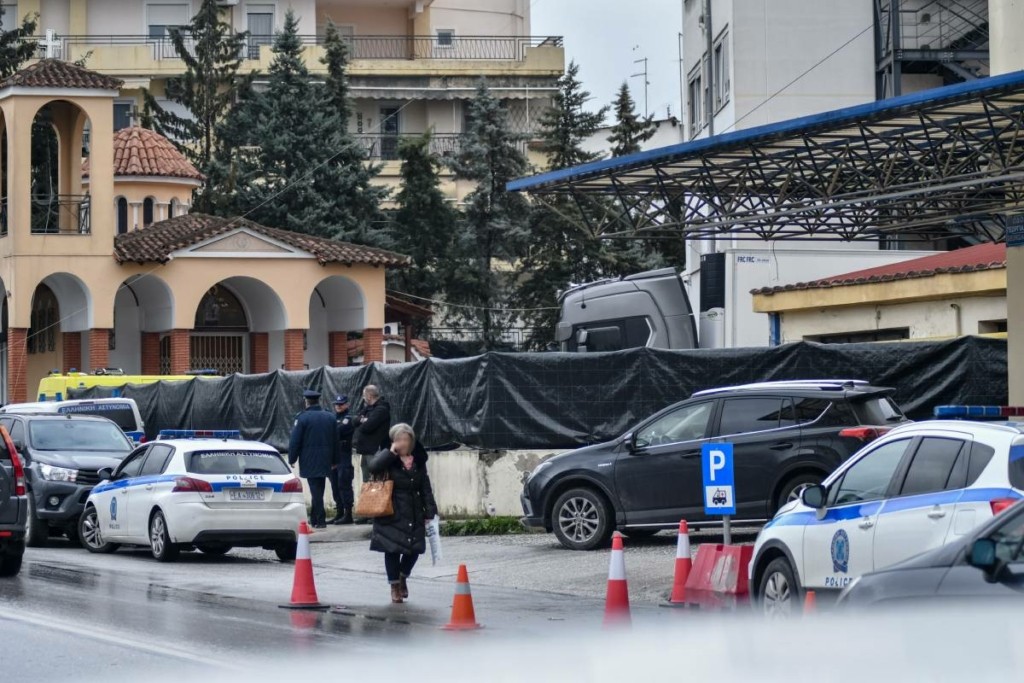Εκδόθηκαν τα πρώτα πιστοποιητικά θανάτου θυμάτων της τραγωδίας στα Τέμπη – Αναχωρούν οι νεκροφόρες