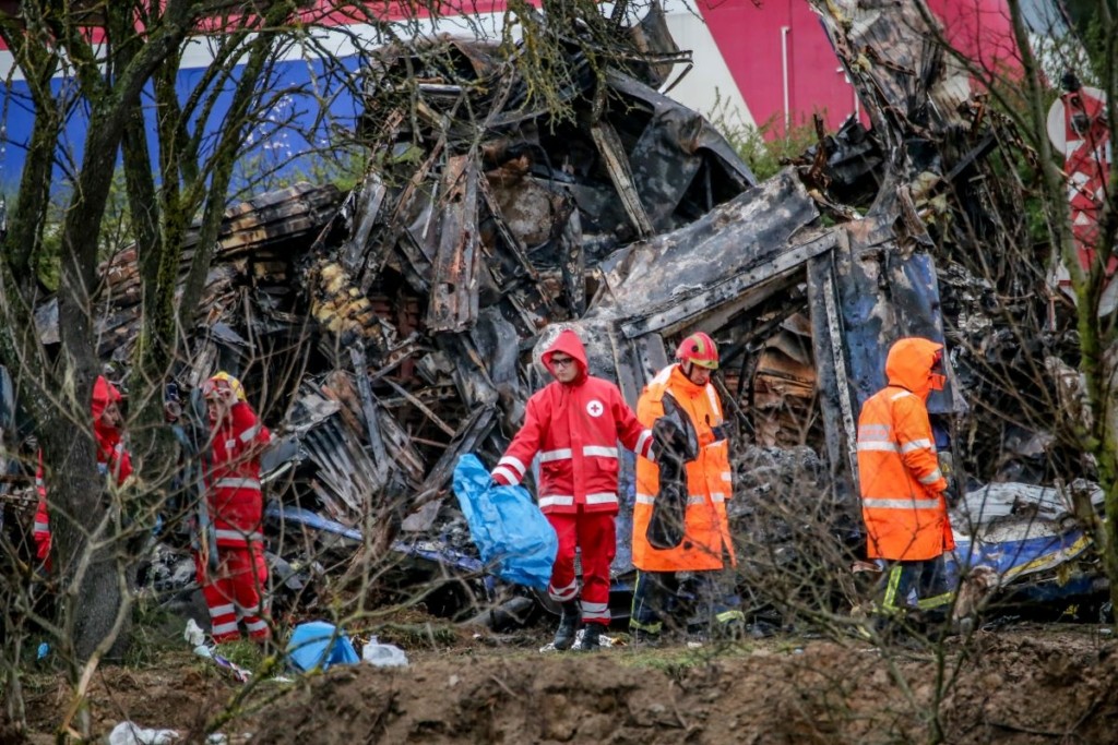 “Μπήκα στο τρένο της κόλασης, πέθαναν συνεπιβάτες μου από το ίδιο βαγόνι” – Σπαρακτικές ιστορίες επιζώντων στο DEBATER
