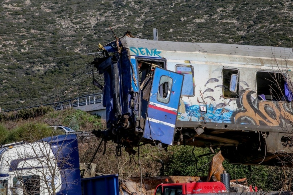 “Στο τούνελ θα είχαμε πολλά περισσότερα θύματα” – Η συγκλονιστική μαρτυρία διασώστη από τα Τέμπη (vid)