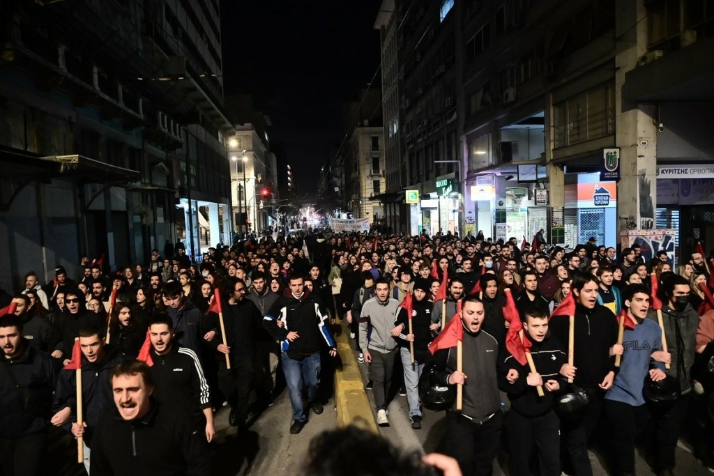 Μεγάλη πορεία για την τραγωδία στα Τέμπη στο κέντρο της Αθήνας