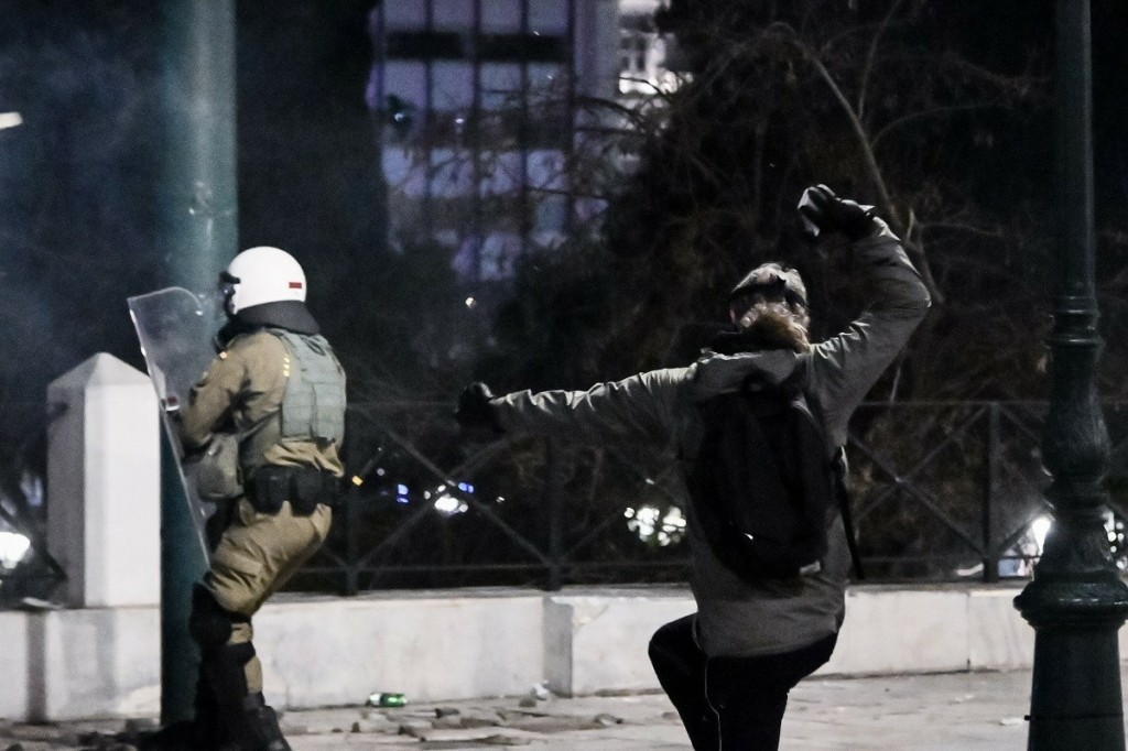 Έσπασαν περιπολικό στο Μοναστηράκι οι διαδηλωτές – Καρέ καρέ το συμβάν στην πορεία για την τραγωδία στα Τέμπη (vid)