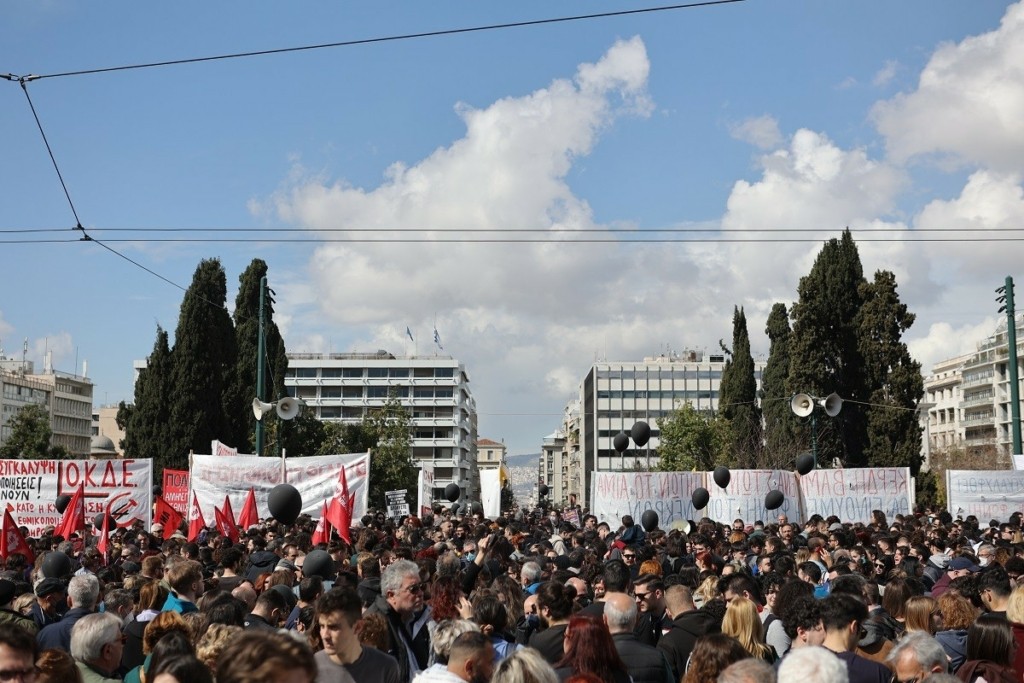 Μεγάλη συγκέντρωση διαμαρτυρίας στο Σύνταγμα – Πλήθος κόσμου με πανό και συνθήματα