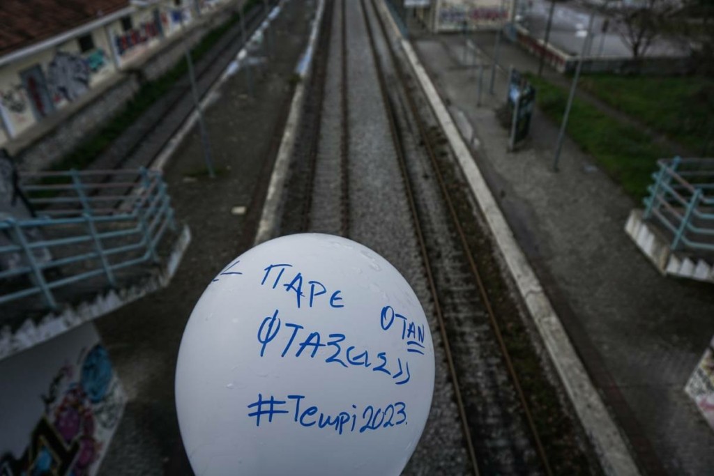 Βγήκε από τη ΜΕΘ η 25χρονη που διασωληνώθηκε μετά την τραγωδία στα Τέμπη – Το μήνυμα του πατέρα της
